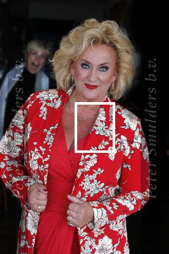 Muiden 18 juni 2018
UITREIKING COSMOQUEEN AWARD 2018 AAN KARIN BLOEMEN EN MARJOLEIN DE JONG door Anita Witzier.