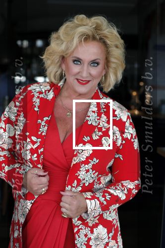 Muiden 18 juni 2018
UITREIKING COSMOQUEEN AWARD 2018 AAN KARIN BLOEMEN EN MARJOLEIN DE JONG door Anita Witzier.