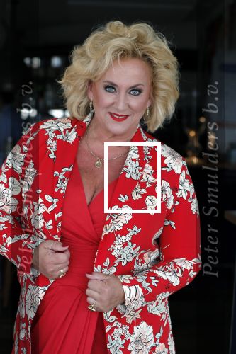 Muiden 18 juni 2018
UITREIKING COSMOQUEEN AWARD 2018 AAN KARIN BLOEMEN EN MARJOLEIN DE JONG door Anita Witzier.