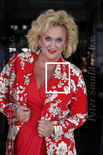 Muiden 18 juni 2018
UITREIKING COSMOQUEEN AWARD 2018 AAN KARIN BLOEMEN EN MARJOLEIN DE JONG door Anita Witzier.