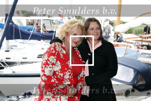 Muiden 18 juni 2018
UITREIKING COSMOQUEEN AWARD 2018 AAN KARIN BLOEMEN EN MARJOLEIN DE JONG door Anita Witzier.