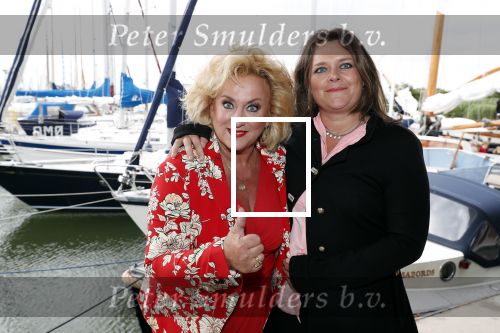 Muiden 18 juni 2018
UITREIKING COSMOQUEEN AWARD 2018 AAN KARIN BLOEMEN EN MARJOLEIN DE JONG door Anita Witzier.