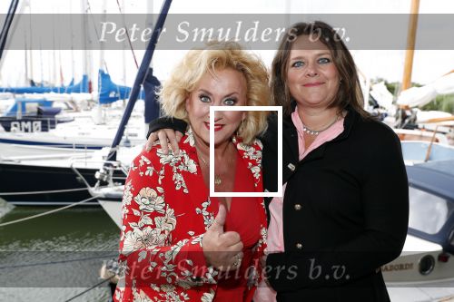 Muiden 18 juni 2018
UITREIKING COSMOQUEEN AWARD 2018 AAN KARIN BLOEMEN EN MARJOLEIN DE JONG door Anita Witzier.