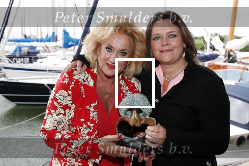 Muiden 18 juni 2018
UITREIKING COSMOQUEEN AWARD 2018 AAN KARIN BLOEMEN EN MARJOLEIN DE JONG door Anita Witzier.
