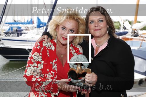Muiden 18 juni 2018
UITREIKING COSMOQUEEN AWARD 2018 AAN KARIN BLOEMEN EN MARJOLEIN DE JONG door Anita Witzier.