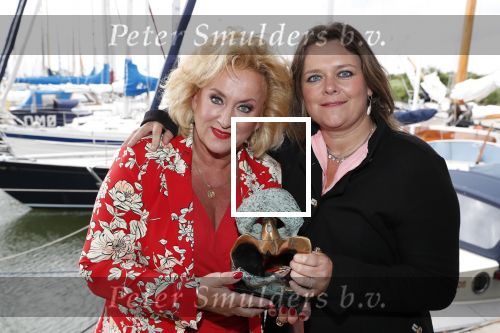 Muiden 18 juni 2018
UITREIKING COSMOQUEEN AWARD 2018 AAN KARIN BLOEMEN EN MARJOLEIN DE JONG door Anita Witzier.