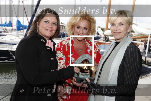 Muiden 18 juni 2018
UITREIKING COSMOQUEEN AWARD 2018 AAN KARIN BLOEMEN EN MARJOLEIN DE JONG door Anita Witzier.