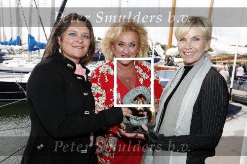Muiden 18 juni 2018
UITREIKING COSMOQUEEN AWARD 2018 AAN KARIN BLOEMEN EN MARJOLEIN DE JONG door Anita Witzier.