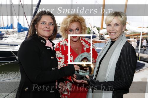 Muiden 18 juni 2018
UITREIKING COSMOQUEEN AWARD 2018 AAN KARIN BLOEMEN EN MARJOLEIN DE JONG door Anita Witzier.