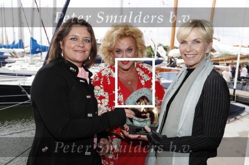 Muiden 18 juni 2018
UITREIKING COSMOQUEEN AWARD 2018 AAN KARIN BLOEMEN EN MARJOLEIN DE JONG door Anita Witzier.