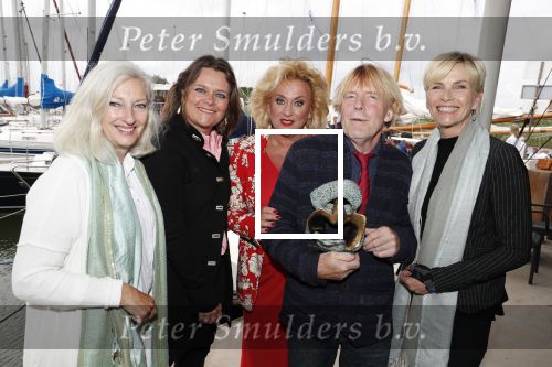 Muiden 18 juni 2018
UITREIKING COSMOQUEEN AWARD 2018 AAN KARIN BLOEMEN EN MARJOLEIN DE JONG door Anita Witzier.