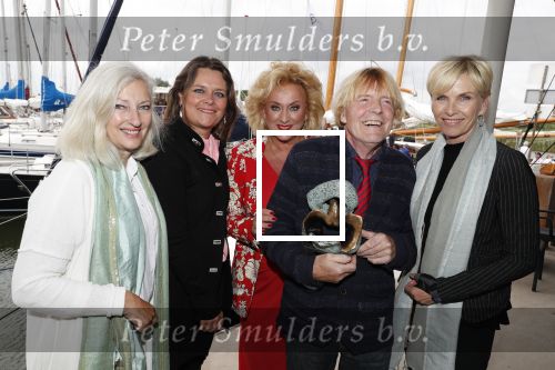 Muiden 18 juni 2018
UITREIKING COSMOQUEEN AWARD 2018 AAN KARIN BLOEMEN EN MARJOLEIN DE JONG door Anita Witzier.