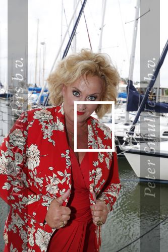 Muiden 18 juni 2018
UITREIKING COSMOQUEEN AWARD 2018 AAN KARIN BLOEMEN EN MARJOLEIN DE JONG door Anita Witzier.