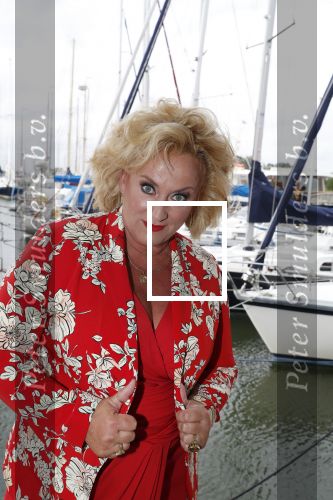 Muiden 18 juni 2018
UITREIKING COSMOQUEEN AWARD 2018 AAN KARIN BLOEMEN EN MARJOLEIN DE JONG door Anita Witzier.