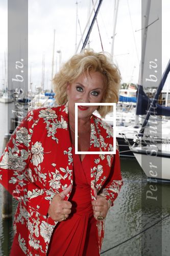 Muiden 18 juni 2018
UITREIKING COSMOQUEEN AWARD 2018 AAN KARIN BLOEMEN EN MARJOLEIN DE JONG door Anita Witzier.