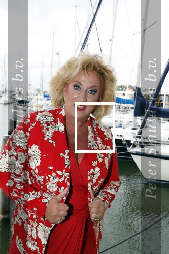 Muiden 18 juni 2018
UITREIKING COSMOQUEEN AWARD 2018 AAN KARIN BLOEMEN EN MARJOLEIN DE JONG door Anita Witzier.