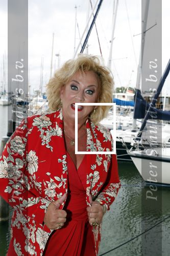 Muiden 18 juni 2018
UITREIKING COSMOQUEEN AWARD 2018 AAN KARIN BLOEMEN EN MARJOLEIN DE JONG door Anita Witzier.