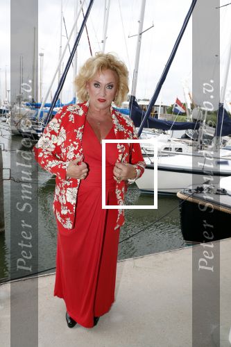 Muiden 18 juni 2018
UITREIKING COSMOQUEEN AWARD 2018 AAN KARIN BLOEMEN EN MARJOLEIN DE JONG door Anita Witzier.