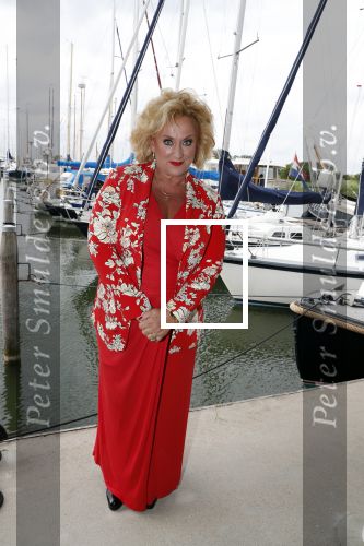 Muiden 18 juni 2018
UITREIKING COSMOQUEEN AWARD 2018 AAN KARIN BLOEMEN EN MARJOLEIN DE JONG door Anita Witzier.