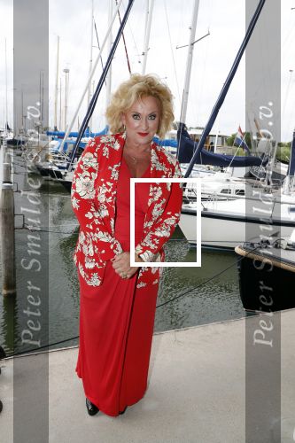 Muiden 18 juni 2018
UITREIKING COSMOQUEEN AWARD 2018 AAN KARIN BLOEMEN EN MARJOLEIN DE JONG door Anita Witzier.