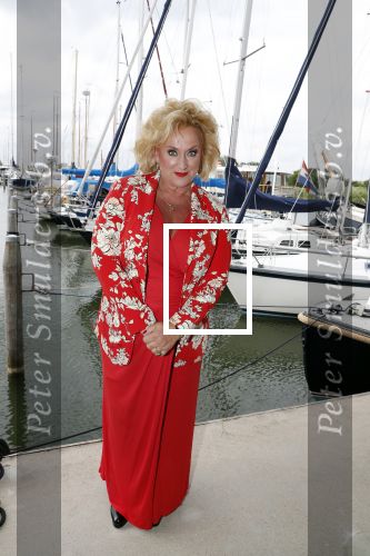 Muiden 18 juni 2018
UITREIKING COSMOQUEEN AWARD 2018 AAN KARIN BLOEMEN EN MARJOLEIN DE JONG door Anita Witzier.