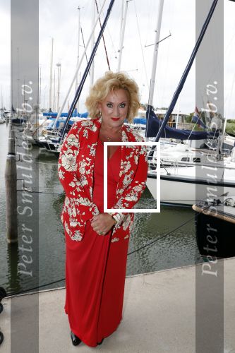 Muiden 18 juni 2018
UITREIKING COSMOQUEEN AWARD 2018 AAN KARIN BLOEMEN EN MARJOLEIN DE JONG door Anita Witzier.