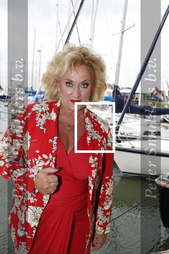 Muiden 18 juni 2018
UITREIKING COSMOQUEEN AWARD 2018 AAN KARIN BLOEMEN EN MARJOLEIN DE JONG door Anita Witzier.