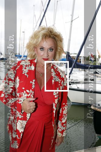 Muiden 18 juni 2018
UITREIKING COSMOQUEEN AWARD 2018 AAN KARIN BLOEMEN EN MARJOLEIN DE JONG door Anita Witzier.