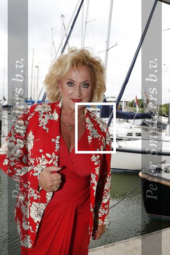 Muiden 18 juni 2018
UITREIKING COSMOQUEEN AWARD 2018 AAN KARIN BLOEMEN EN MARJOLEIN DE JONG door Anita Witzier.