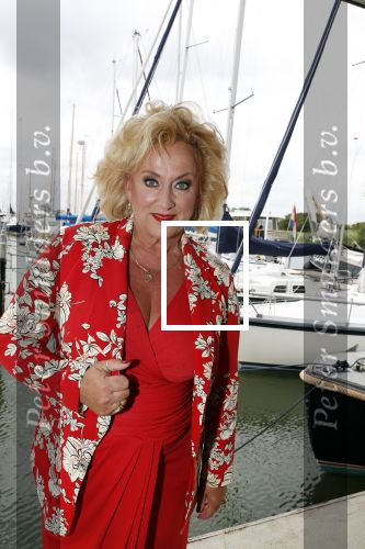 Muiden 18 juni 2018
UITREIKING COSMOQUEEN AWARD 2018 AAN KARIN BLOEMEN EN MARJOLEIN DE JONG door Anita Witzier.