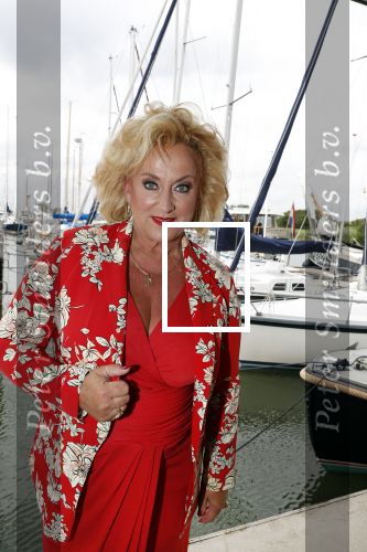 Muiden 18 juni 2018
UITREIKING COSMOQUEEN AWARD 2018 AAN KARIN BLOEMEN EN MARJOLEIN DE JONG door Anita Witzier.