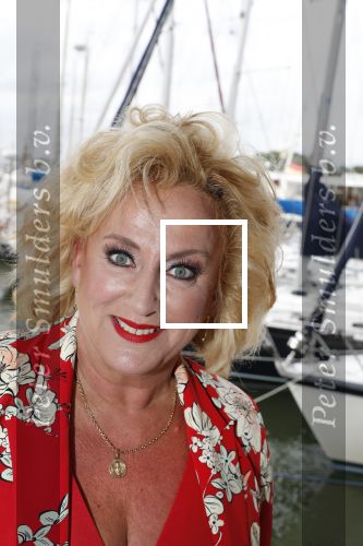 Muiden 18 juni 2018
UITREIKING COSMOQUEEN AWARD 2018 AAN KARIN BLOEMEN EN MARJOLEIN DE JONG door Anita Witzier.