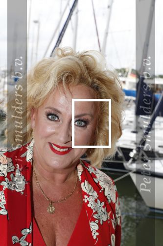 Muiden 18 juni 2018
UITREIKING COSMOQUEEN AWARD 2018 AAN KARIN BLOEMEN EN MARJOLEIN DE JONG door Anita Witzier.