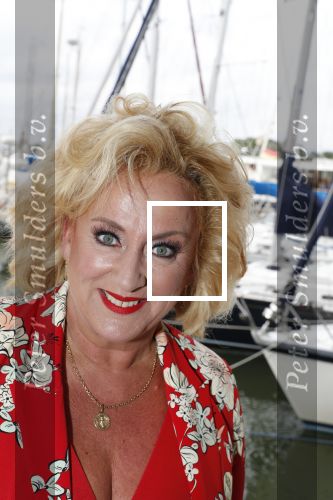 Muiden 18 juni 2018
UITREIKING COSMOQUEEN AWARD 2018 AAN KARIN BLOEMEN EN MARJOLEIN DE JONG door Anita Witzier.