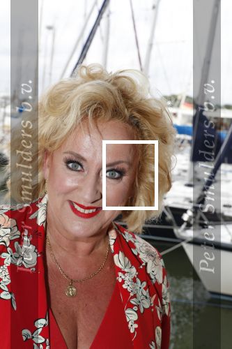 Muiden 18 juni 2018
UITREIKING COSMOQUEEN AWARD 2018 AAN KARIN BLOEMEN EN MARJOLEIN DE JONG door Anita Witzier.
