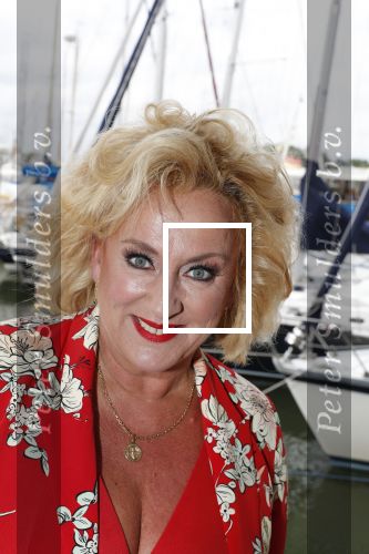 Muiden 18 juni 2018
UITREIKING COSMOQUEEN AWARD 2018 AAN KARIN BLOEMEN EN MARJOLEIN DE JONG door Anita Witzier.
