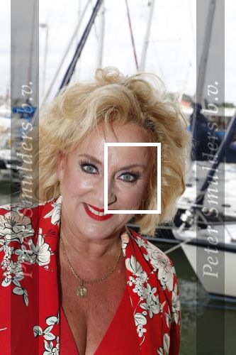 Muiden 18 juni 2018
UITREIKING COSMOQUEEN AWARD 2018 AAN KARIN BLOEMEN EN MARJOLEIN DE JONG door Anita Witzier.