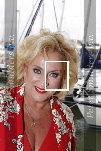 Muiden 18 juni 2018
UITREIKING COSMOQUEEN AWARD 2018 AAN KARIN BLOEMEN EN MARJOLEIN DE JONG door Anita Witzier.