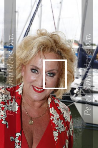 Muiden 18 juni 2018
UITREIKING COSMOQUEEN AWARD 2018 AAN KARIN BLOEMEN EN MARJOLEIN DE JONG door Anita Witzier.