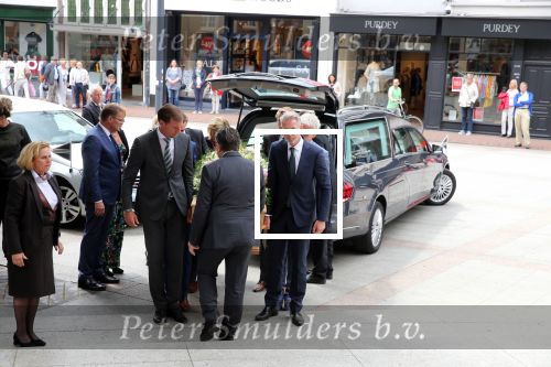 Den Bosch 123 juni 2018
Afscheidsdienst / begrafenis moeder Albert Verlinde . Onno Hoes draagt mede de kist.