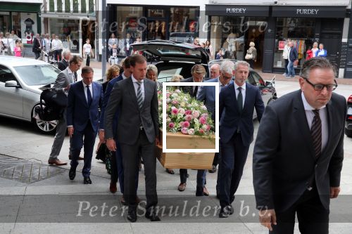 Den Bosch 123 juni 2018
Afscheidsdienst / begrafenis moeder Albert Verlinde . Onno Hoes draagt mede de kist.