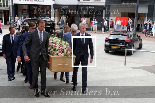 Den Bosch 123 juni 2018
Afscheidsdienst / begrafenis moeder Albert Verlinde . Onno Hoes draagt mede de kist.