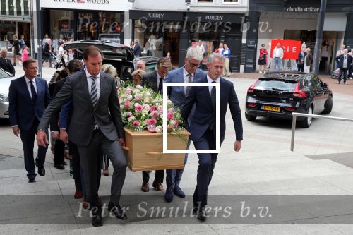 Den Bosch 123 juni 2018
Afscheidsdienst / begrafenis moeder Albert Verlinde . Onno Hoes draagt mede de kist.