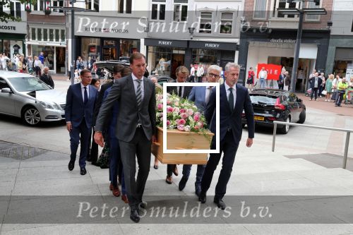 Den Bosch 123 juni 2018
Afscheidsdienst / begrafenis moeder Albert Verlinde . Onno Hoes draagt mede de kist.