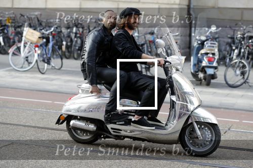 Amsterdam 11 juni 2018
Feestje van Glamour in Paradiso. Tommy Driessen met vriend op scooter