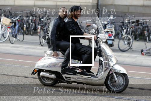 Amsterdam 11 juni 2018
Feestje van Glamour in Paradiso. Tommy Driessen met vriend op scooter