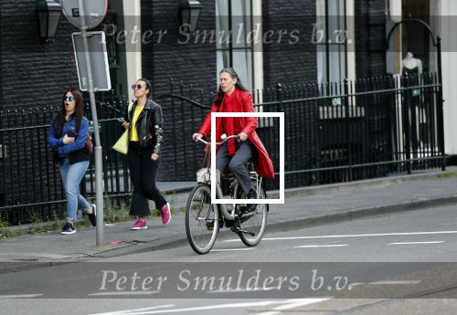 Amsterdam 15 juni 2019
Adelheid Roossen rijdt op haar fiets door het rood stoplicht.