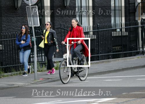 Amsterdam 15 juni 2019
Adelheid Roossen rijdt op haar fiets door het rood stoplicht.