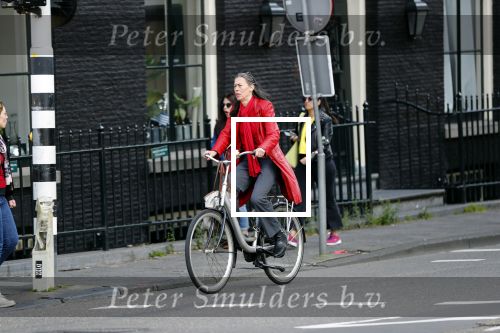 Amsterdam 15 juni 2019
Adelheid Roossen rijdt op haar fiets door het rood stoplicht.