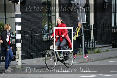 Amsterdam 15 juni 2019
Adelheid Roossen rijdt op haar fiets door het rood stoplicht.